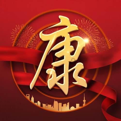 鞠婧祎在机场真会穿，露脐装配休闲裤，轻松美出少女范！